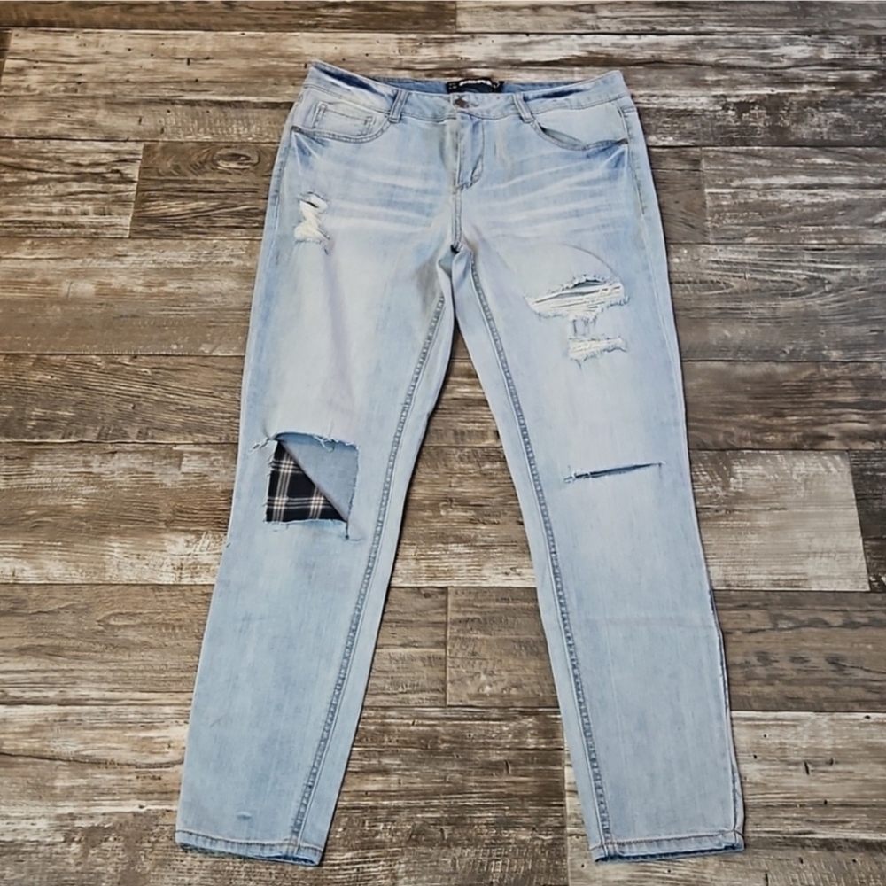 Dollhouse 13 Charley High-Rise Distressed Light Blue Jeans Juniors 13 RN114542